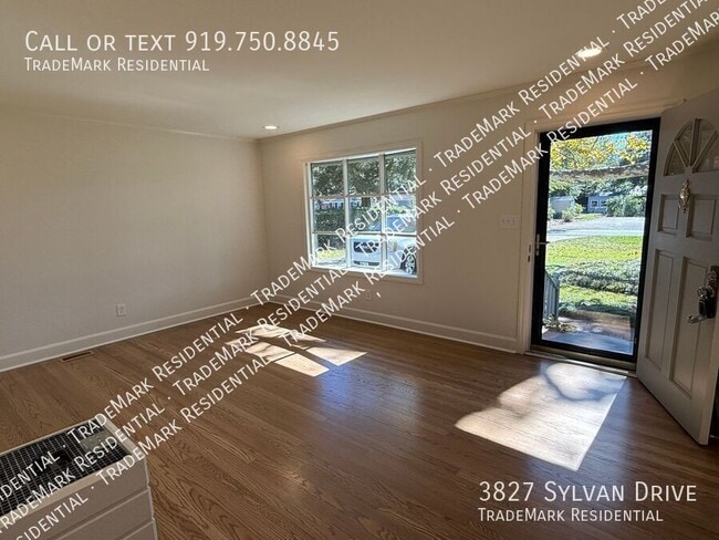 Foto del edificio - 3827 Sylvan Dr