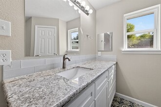 Building Photo - 10603 Highland Woods Dr