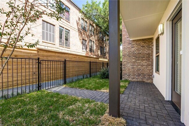 Foto del edificio - 2 Bed Option in East Dallas Townhome off Greenville Lakewood Neighborhood