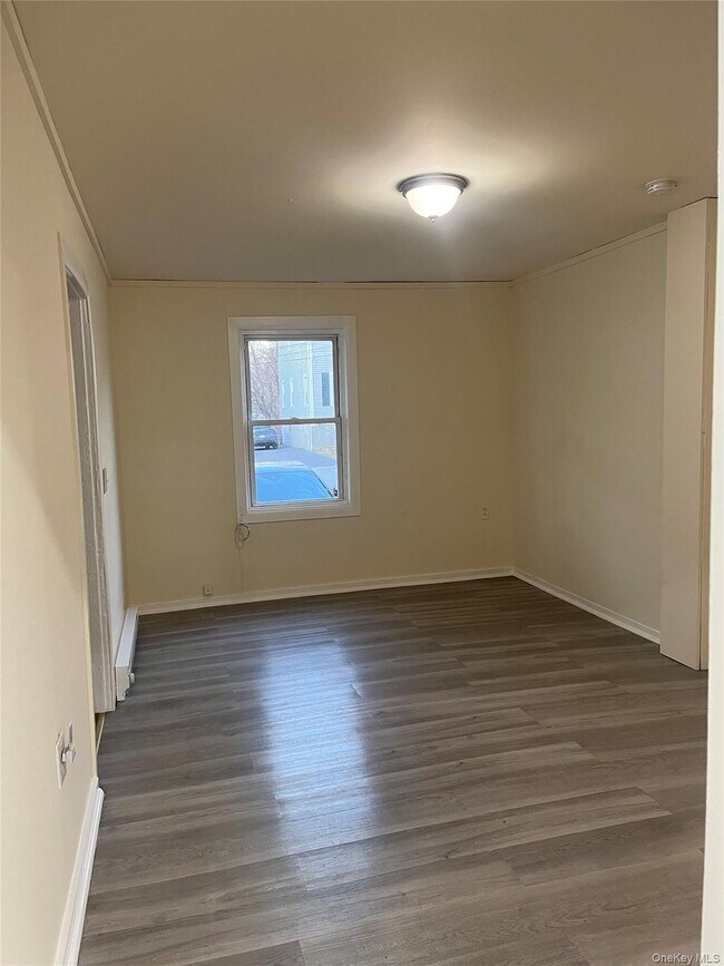 Foto del edificio - 26-26 Franklindale Ave