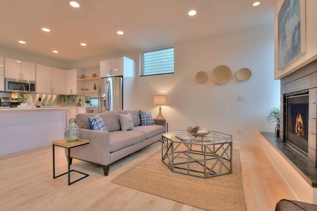 Building Photo - Gorgeous 4-star certified Ballard Town Hom...