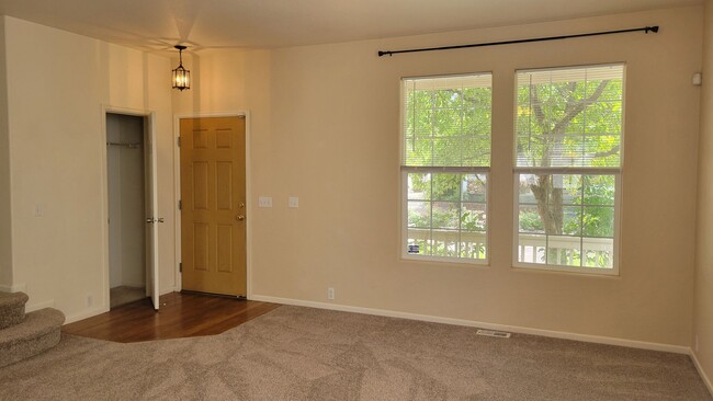 Building Photo - Single Family 3 Bed, 2.5 Bath Home - Avail...