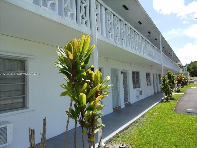 Foto del edificio - 100 NW 204th St