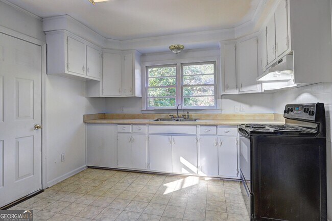 Foto del edificio - 2442 Tredway Dr