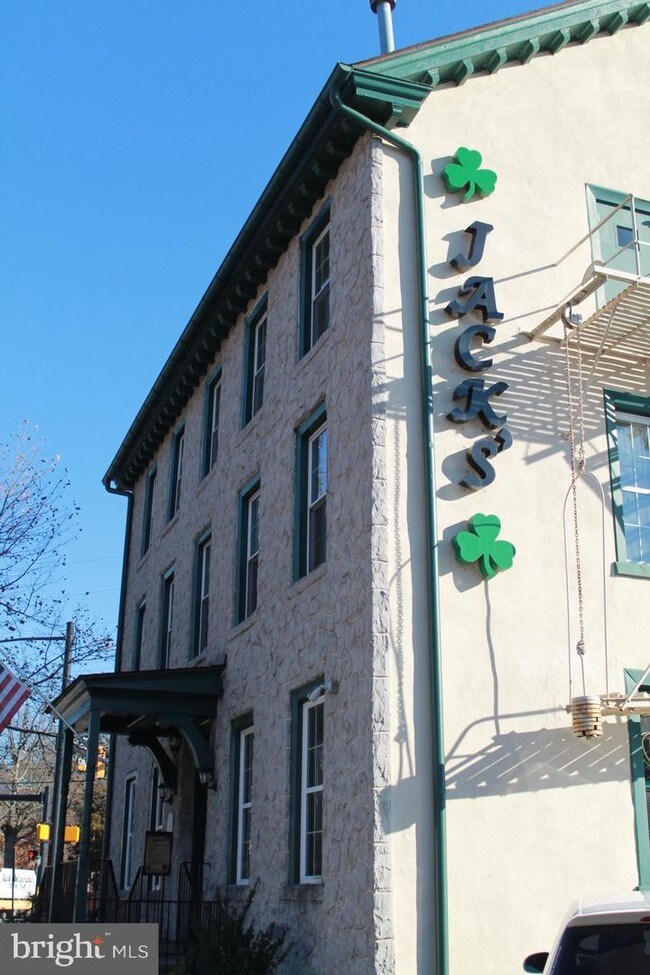 Building Photo - 990 E High St