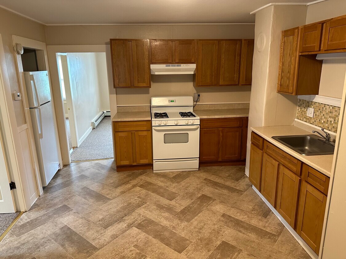 15 Elm Ct Unit 1R, Millbury, MA 01527 Apartments in Millbury, MA