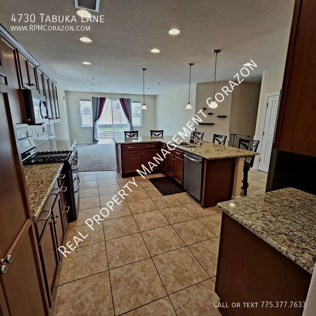Foto del edificio - Spacious 4 bedroom, 3 car, 1/4 acre lot, R...