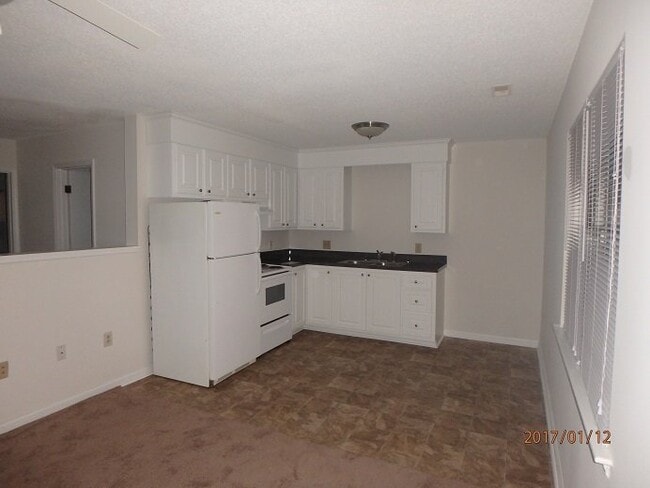 Building Photo - 3200 Summer Pl