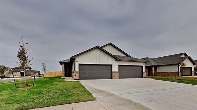 Building Photo - Luxury 3 Bedroom 2 Bathroom Duplex with 2 ...