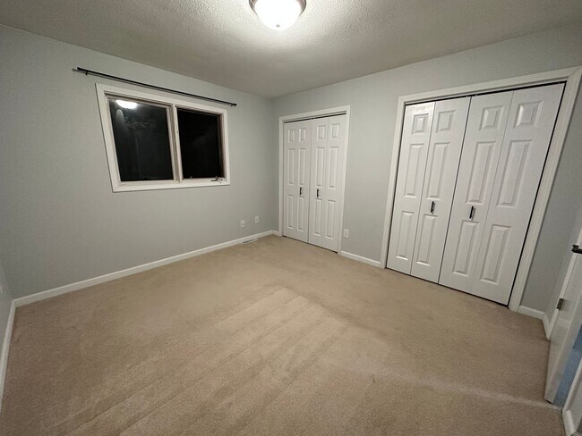 Building Photo - Spacious 3 bedroom 2 bathroom side by side...