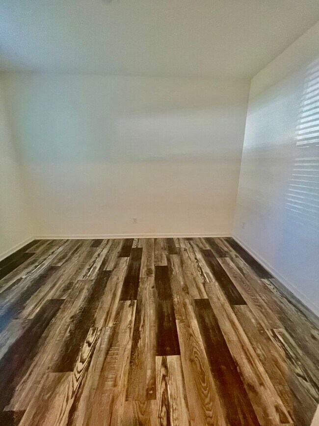Foto del edificio - Welcome to this stunning 5-bedroom, 2-bath...