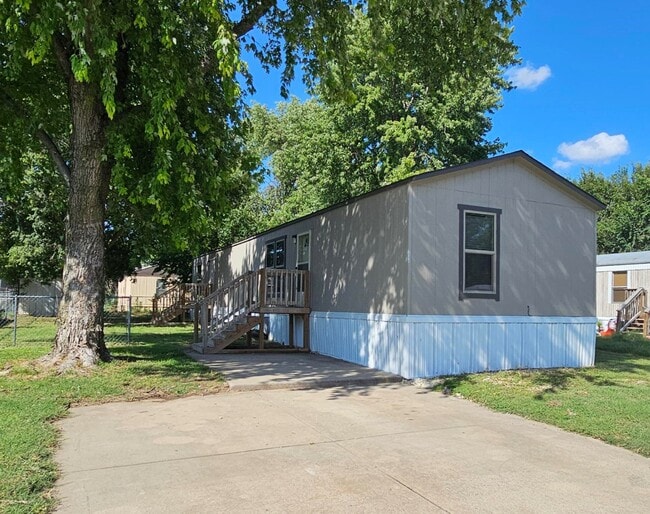 Building Photo - 2124 E Maywood St