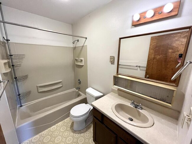 Building Photo - 2543 Southridge Dr