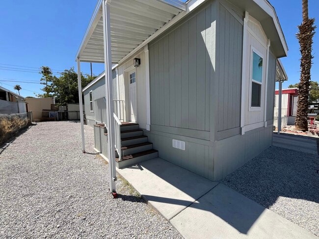 Building Photo - 3139 E Sahara Ave