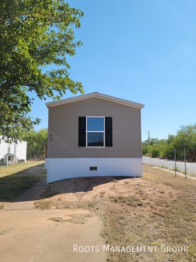 Primary Photo - Home available! Apply now!