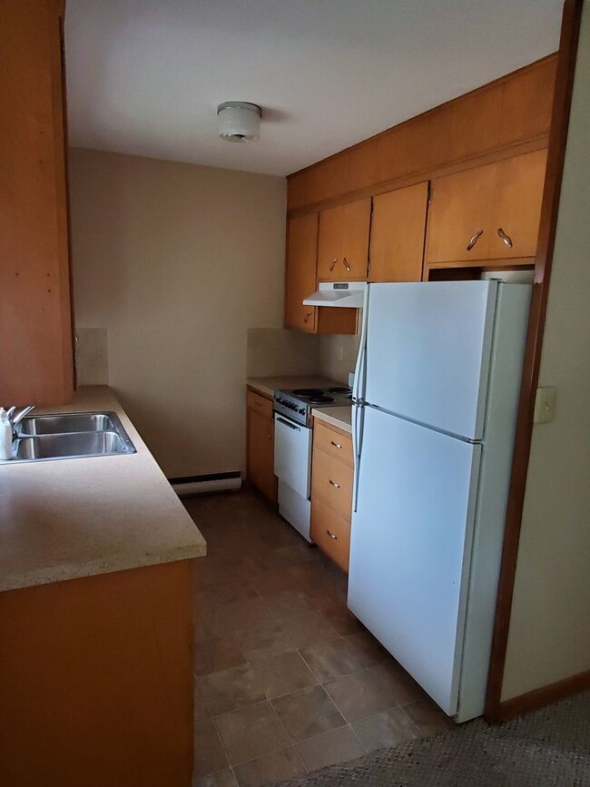 Kitchen - 201 Logan St