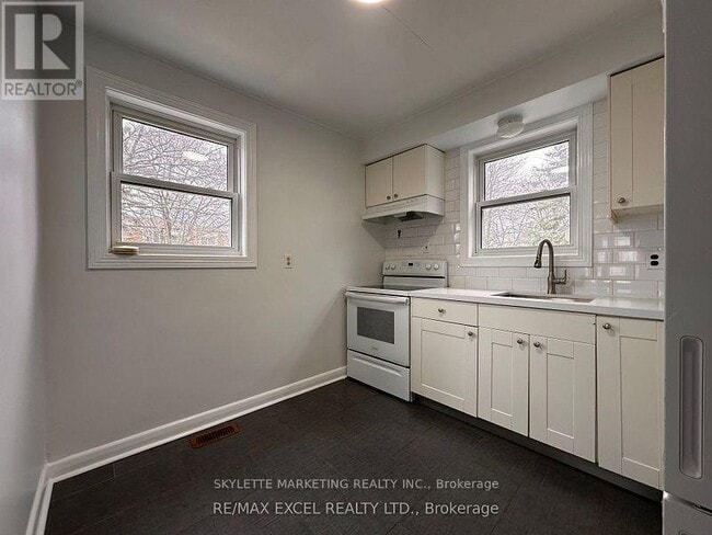 Building Photo - 229 Zelda Crescent