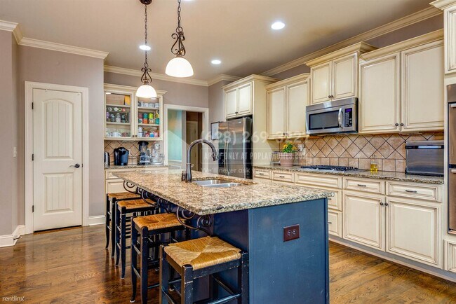 Building Photo - 5 br, 4 bath House - 4640 Sawmill Place -