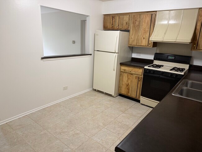Cocina - 1332 E Ports O Call Dr