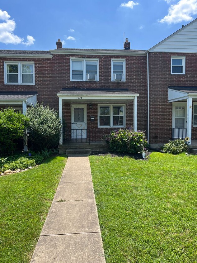 Foto principal - 3 Bedroom, 2 Bath Townhome in Towson, with...