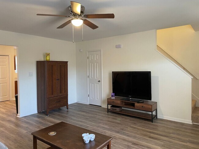 Building Photo - Fully Furnished Townhome