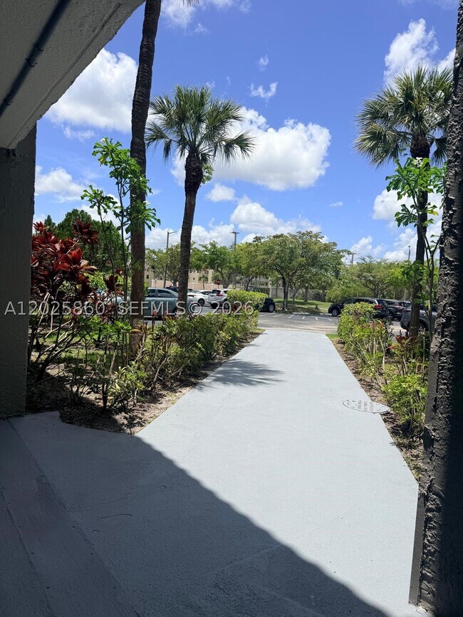Foto del edificio - 8595 Sunrise Lakes Blvd