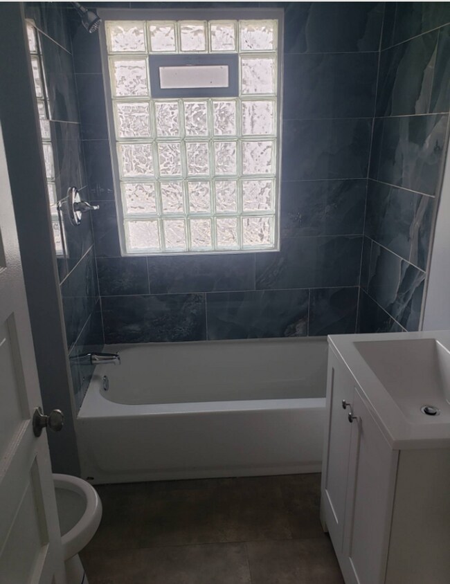 Building Photo - Charming 4-Bedroom House in Prime Location
