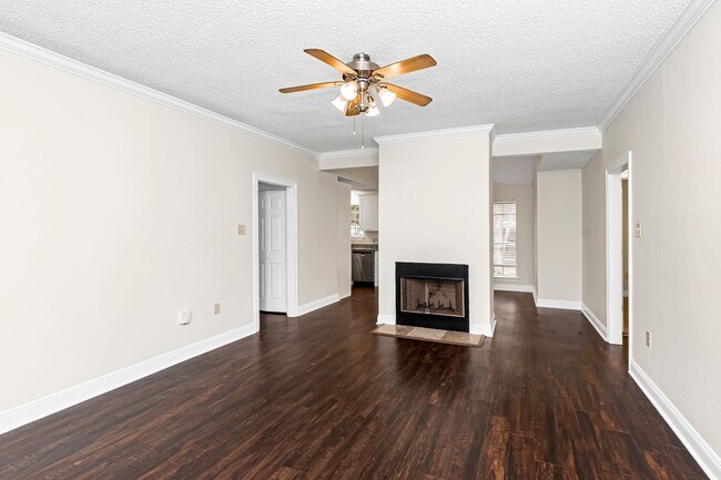 Building Photo - 3 Bedroom Home located off  N Jefferson Hwy.