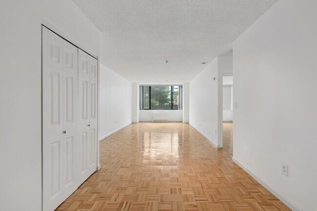 Building Photo - 45 River Dr S