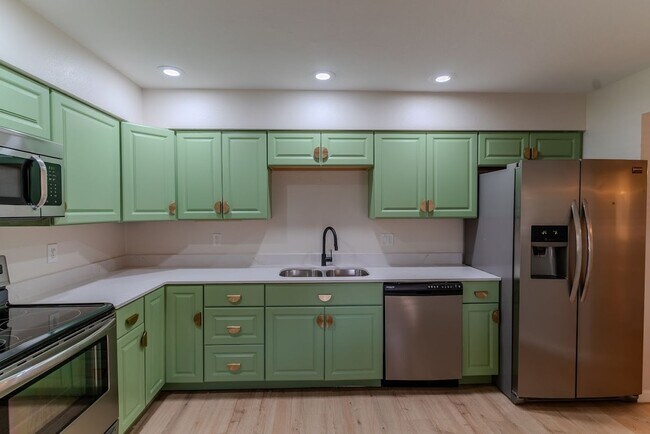 Building Photo - 2-bedroom condo is now available in Scottsdale. 1/2 off 1st Months' Rent