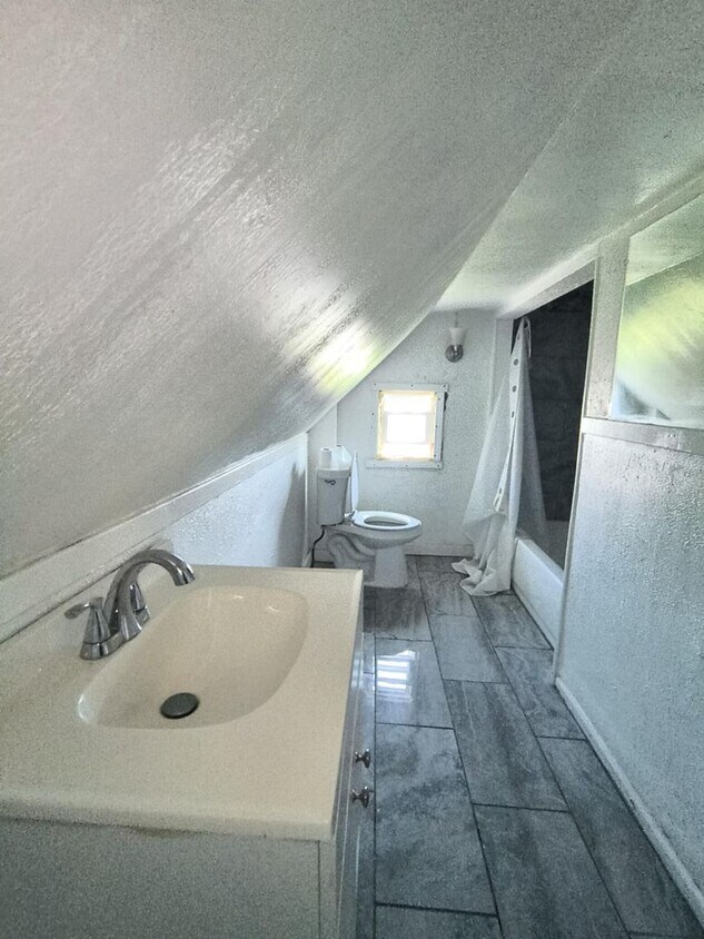 Foto principal - Spacious 3 Bedroom 1 Bath Located in East ...