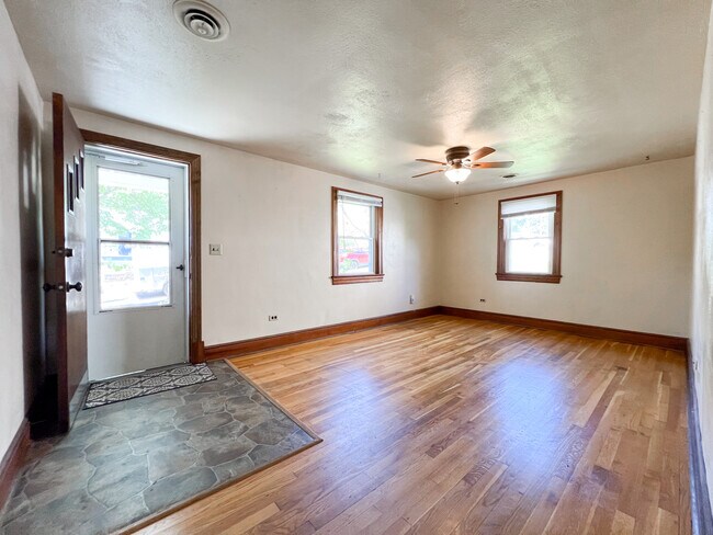Building Photo - 213 Palatine Ave