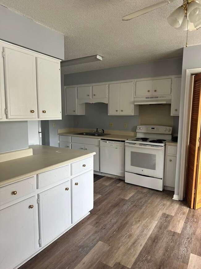 Foto del edificio - Coming soon 3 Bedroom 2 1/2 bath Townhome