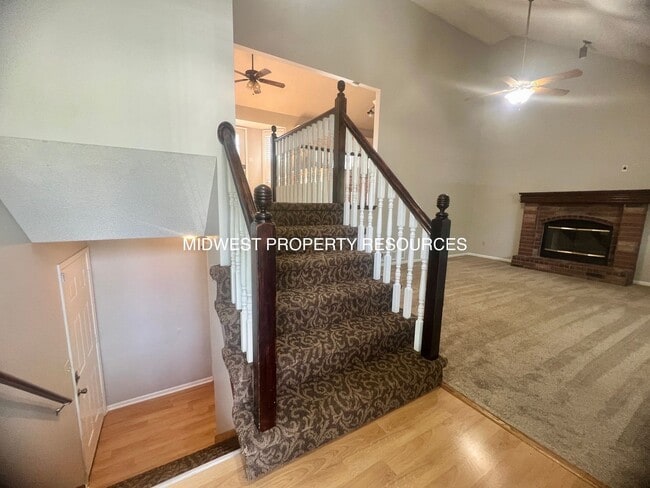 Building Photo - Refreshing & Tidy Lee's Summit Split for L...