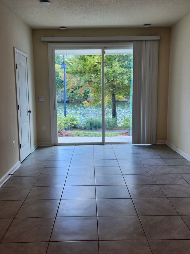 Foto del edificio - 545 Running Wds St