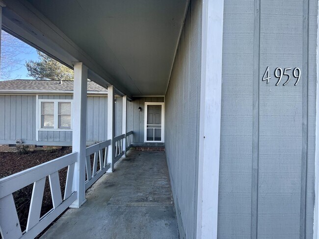 Foto del edificio - 4959 Forest Ridge Dr