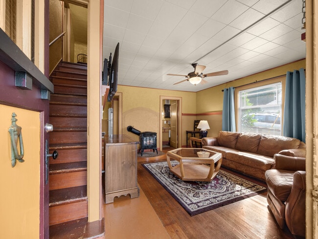 entrada a la sala de estar - 513 Bond St