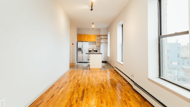 Building Photo - 197 Monroe St