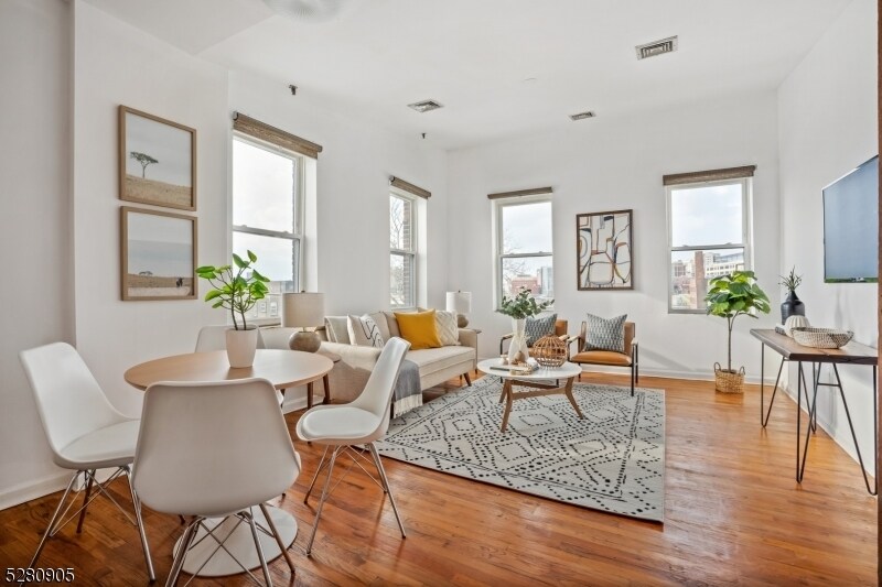 Foto principal - 54-60 McWhorter St