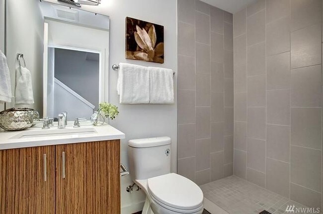 Building Photo - Stunning Townhome in University District