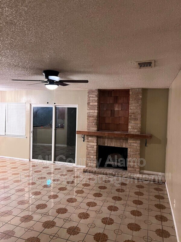 Foto del edificio - 5939 Oak Run St
