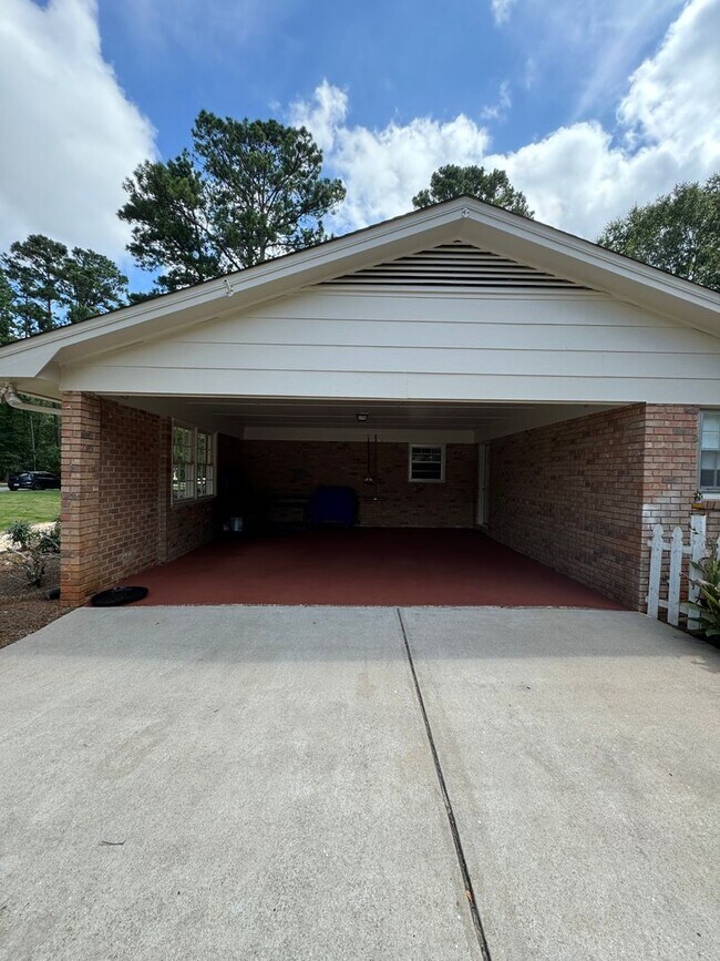Foto del edificio - Immaculate Brick Ranch with Finished Basem...