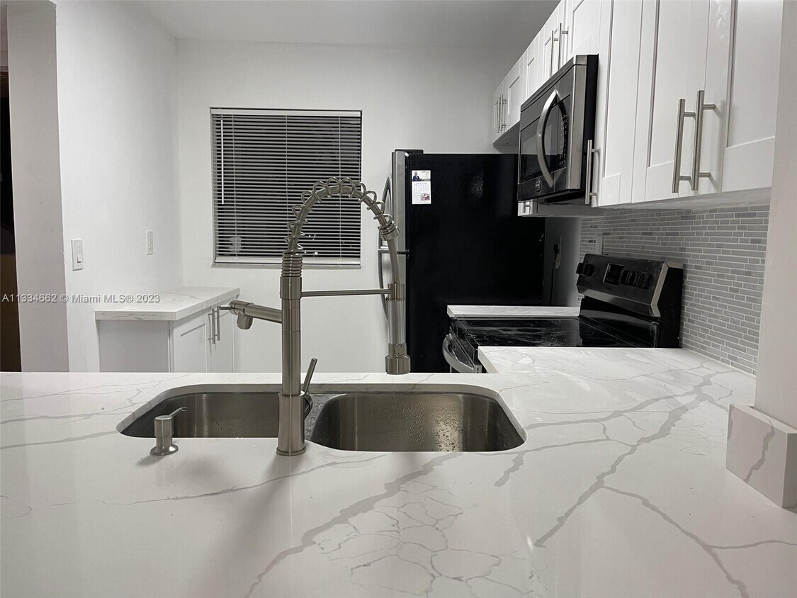 Foto principal - 3399 Foxcroft Rd