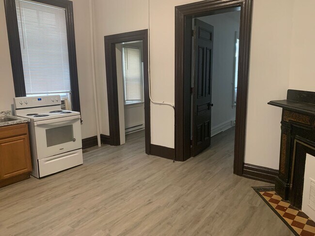 Building Photo - Available Now! 1st Floor 1 Bedroom Near Yo...