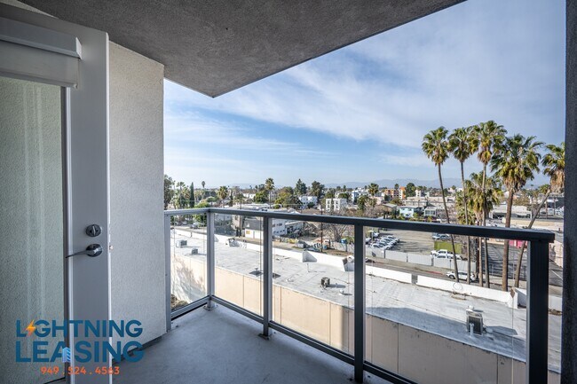 Foto del edificio - 11401 Chandler Blvd
