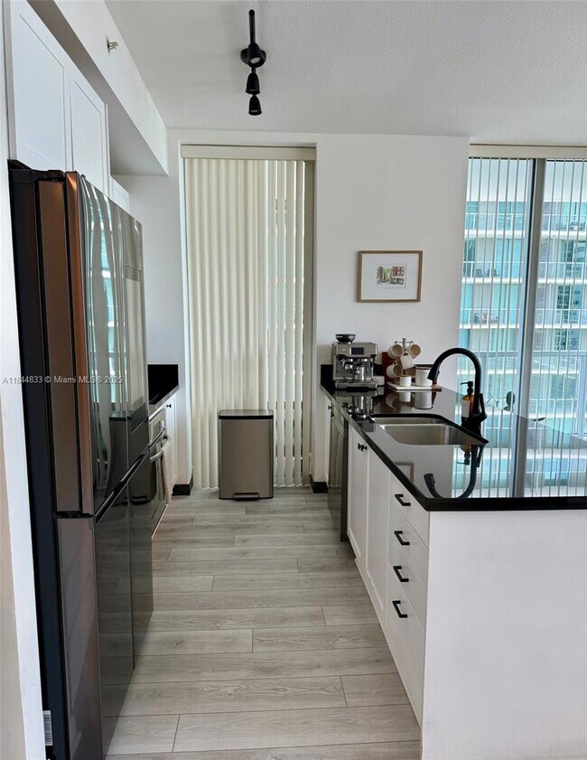 Foto del edificio - 79 SW 12th St