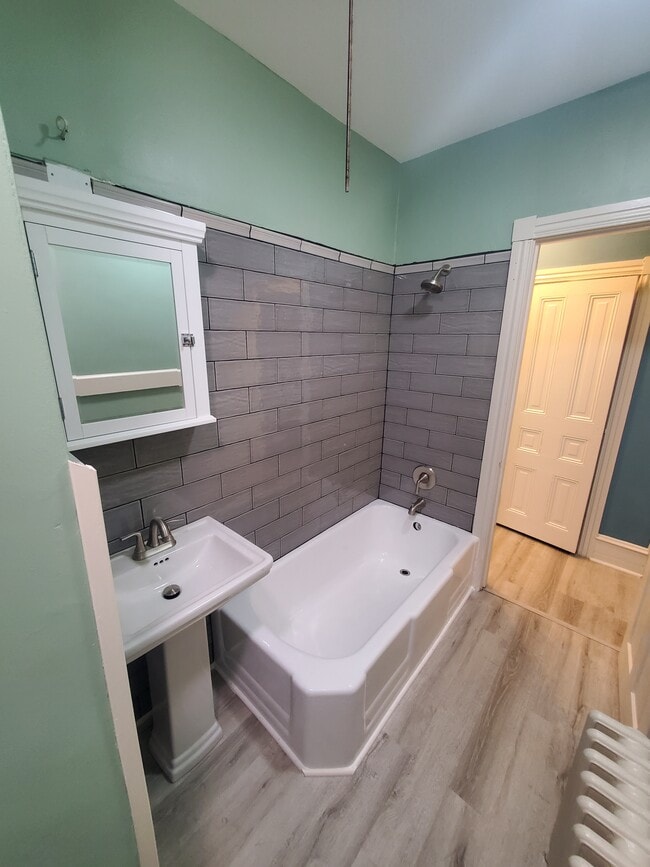 Bath Rm - 364 N York St