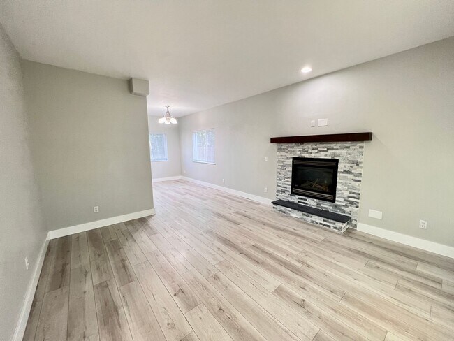 Foto del edificio - Cul-de-Sac with Oversized Garage!!!!!