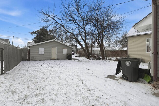 Foto del edificio - Freshly Renovated 3-Bedroom House - MOVE IN SPECIAL