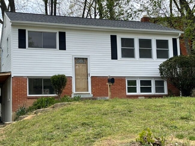 Foto del edificio - 14105 Robinson Ct